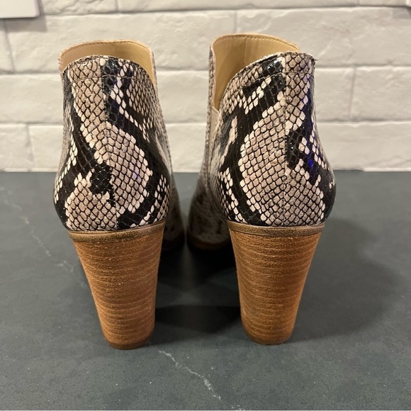 Vince Camuto sz 8 Famhida snakeprint ankle booties - Picture 10 of 14